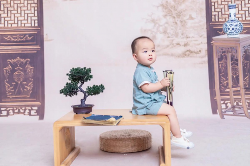 黔西南宝宝边吃奶边挣扎烦躁